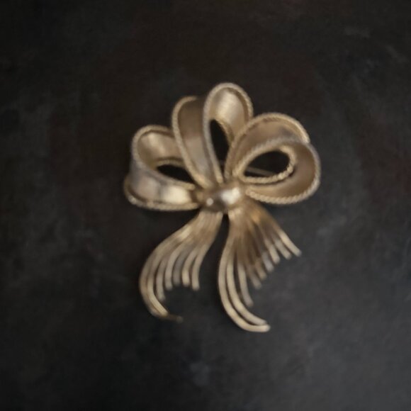 Vintage Lisner Textured Gold Tone Ribbon Bow Brooch - Picture 4 of 8